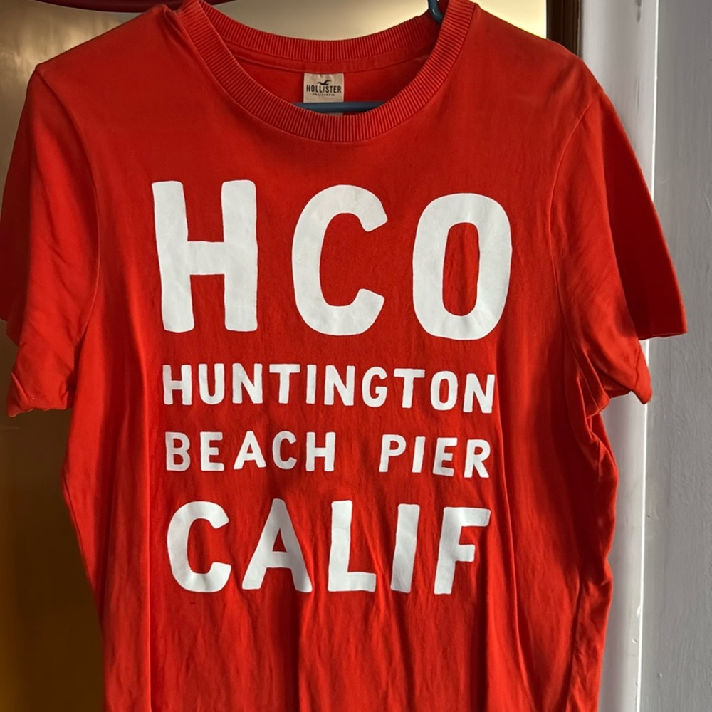 HOLLISTER HCO HUNTINGTON BEACH PIER CALIF TSHIRT - SIZE MEDIUM
